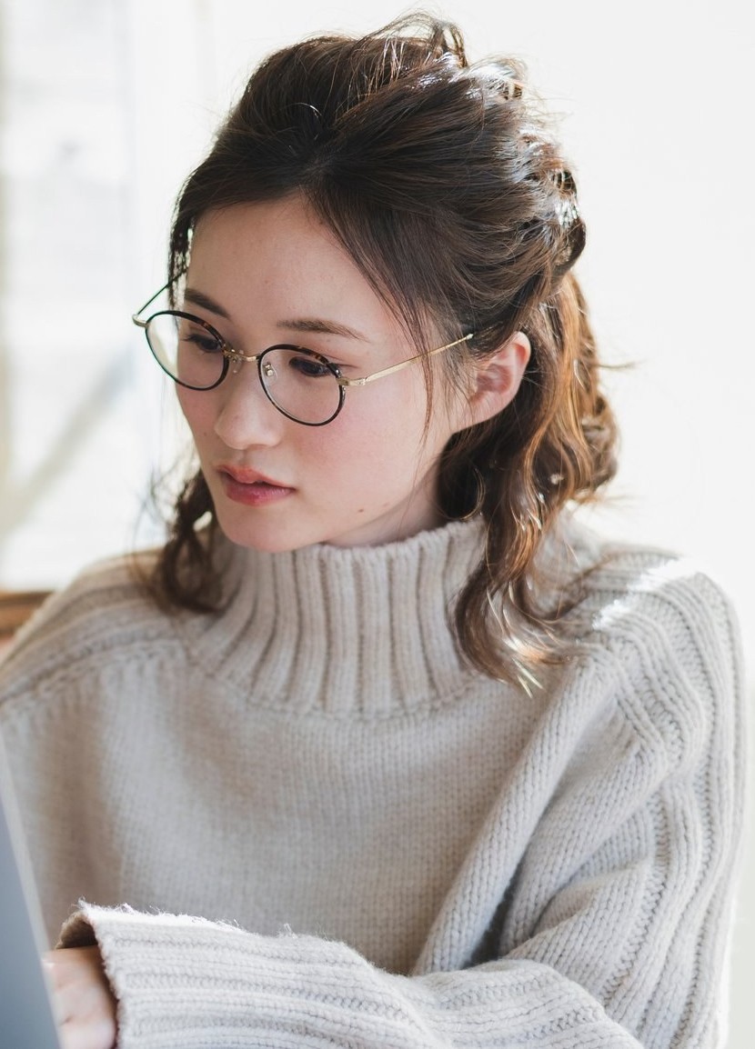 WEBLEARNでノートPCに向かう女性