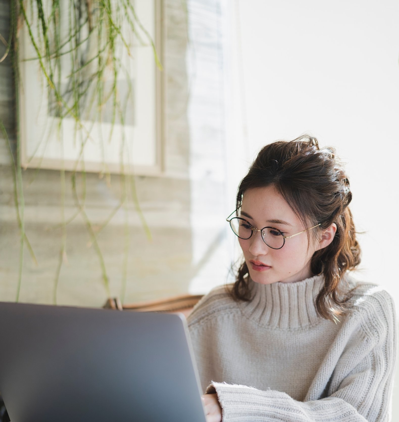 WEBLEARNでノートPCに向かう女性